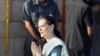 Bà Sonia Gandhi xuất hiện trước công chúng lần đầu tiên sau phẫu thuật