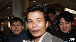 Ông Ðậu Ngọc Hùng, một trong số 23 thủy thủ trên tàu Vinalines Queen bị chìm ở Biển Đông, về tới phi trường Nội Bài ở Hà Nội, ngày 4/1/2012
