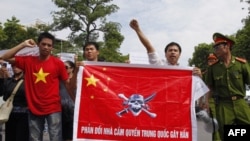 Khi một tàu Trung quốc cắt dây cáp của một tàu thăm dò dầu khí của Việt nam trong vùng biển Đông, những vụ biểu tình phản đối đã bột phát tại Việt Nam