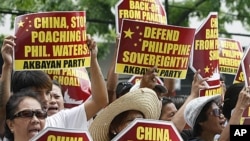 Dân Philippines biểu tình phản đối bên ngoài Lãnh sự quán Trung Quốc ở thành phố Makati, trung tâm tài chính của Philippines, nằm về hướng đông thủ đô Manila