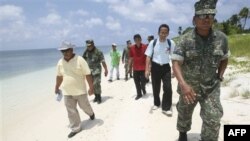 Các chính trị gia Philippines thăm quần đảo Trường Sa hồi tháng 7/2011.