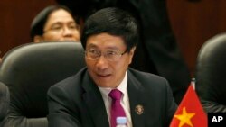 Bộ trưởng Ngoại giao Phạm Bình Minh nói Việt Nam ‘vẫn tiếp tục đấu tranh ngoại giao, hòa bình nhằm bảo vệ chủ quyền và không loại trừ biện pháp kiện Trung Quốc ra tòa án quốc tế’.