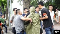 Công an mặc thường phục bắt giữ biểu tình sau khi giải tán cuộc tuần hành chống Trung Quốc tại Hà Nội, ngày Chủ nhật 21/8/2011