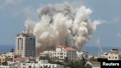 Khói bốc lên sau 1 cuộc không kích được cho là của Israel tại thành phố Gaza, 9/8/2014.