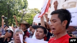 1 người biểu tình đọc Bản Tuyên cáo đối với chính phủ Trung Quốc ở Hà Nội, 3/7/2011