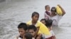 Bão Nesat làm ngập lụt thủ đô Philippines