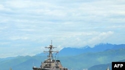 Tàu khu trục có trang bị phi đạn dẫn đường USS John S. McCain cập cảng Đà Nẵng