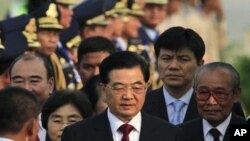Ông Hun Sen bác bỏ tin nói rằng Bắc Kinh đã áp lực Kampuchea không để cho vấn đề tranh chấp Biển Đông lọt vào nghị trình thảo luận tại cuộc họp thượng đỉnh ASEAN