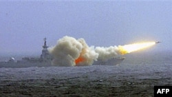 Tàu khu trục của Hải quân Trung Quốc bắn tên lửa trong một cuộc tập trận ở Biển Ðông