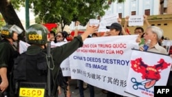 Người Việt biểu tình chống Trung Quốc gần sứ quán Trung Quốc ở Hà Nội, 3/7/2011